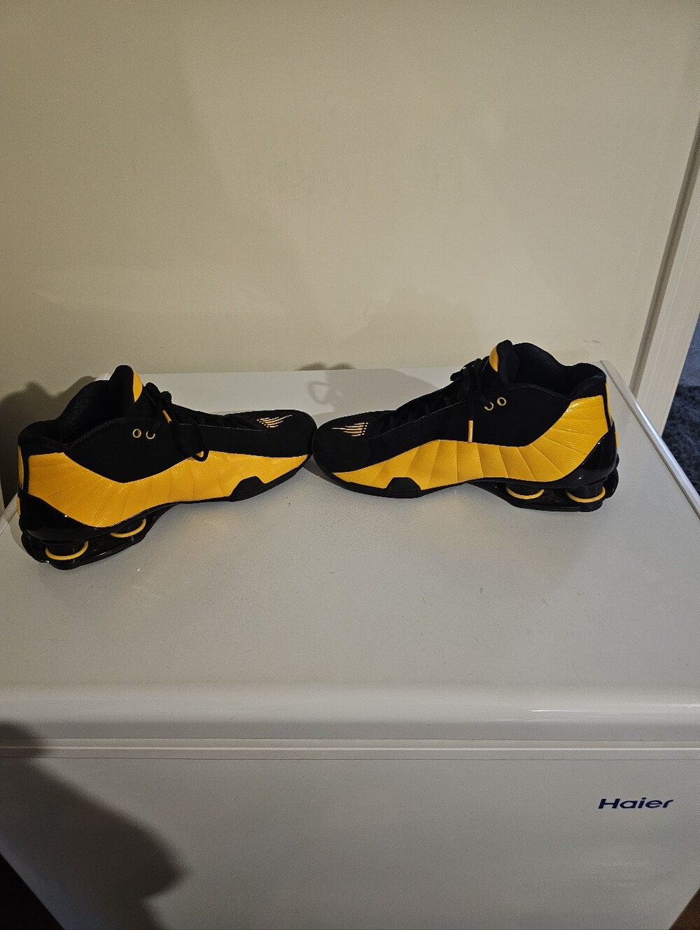 Nike Men's Black and Yellow BB4 Shox